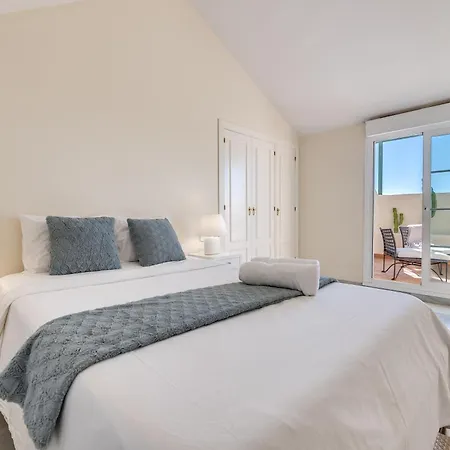 Apartment Cozy 2 Bdrm W Sea Views Next To Puerto Banus