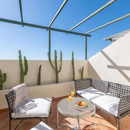 Cozy 2 Bdrm W Sea Views Next To Puerto Banus *